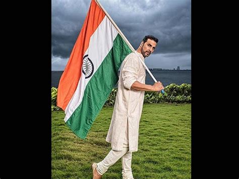 So based on their previous world cup records, one can say that both india and england are pretty head to head. Akshay Kumar Holds The Indian Flag Upside Down At The Lords Stadium. - Filmibeat