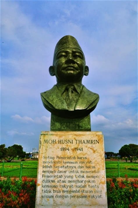 Dihalaman ini anda akan melihat gambar patung hewan dari plastisin yang menarik! 30 patung dan monumen di Jakarta on Behance