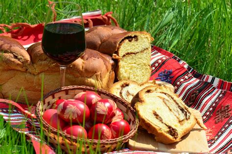 O altă variantă de pască cu blat din pandispan este si cea cu branză ricotta și stafide, a carei reteta o gasiti dand click aici. Retete De Pasti 10 Retete Traditionale Pentru Masa De Pasti