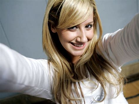 Share photos and videos, send messages and get updates. Simone Ashley Wallpapers for Desktop - Broken Panda