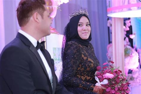 The first malay singer who made success in china after winning the champion in this asian wave singing competition in china. GAMBAR 'It's a Black & Elegant Wedding', Ini Dia Sekitar ...