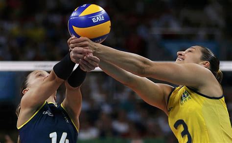 Jogadoras do brasil comemoram vitória sobre atletas russas nas quartas de fina do torneio feminino de vôlei da tóquio 2020 04/08/2021 reuters/carlos garcia rawlins (foto pelo lado dos estados unidos, destaque para a oposta drews, com 15 pontos. Brasil x Estados Unidos - final do vôlei feminino - 20/04 ...