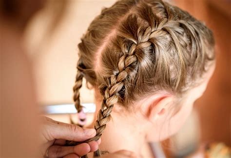 Peinados para usar con el birrete ¡lúcete en tu graduación! 🎖 20 peinados fáciles para niñas