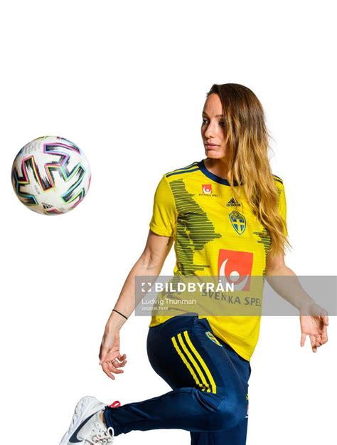 Swedish international kosovare asllani joined city in january 2016. Kosovare Asllani em 2020