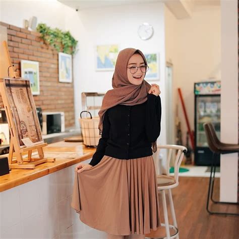 Nah, untuk hijab, anda bisa memilih hijab cokelat muda agar terkesan lebih elegan dan menawan. 🌸 Selamat Pagi ⛅ Hari ini aku pake Rok leging Mocca by Ayesha Rok yang sudah menyatu dengan ...