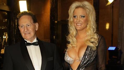 Geoffrey edelsten's first wife leanne nesbitt has warned his estranged wife brynne to watch her financial assets. Geoffrey Edelsten says buying a pant suit for wife Brynne ...