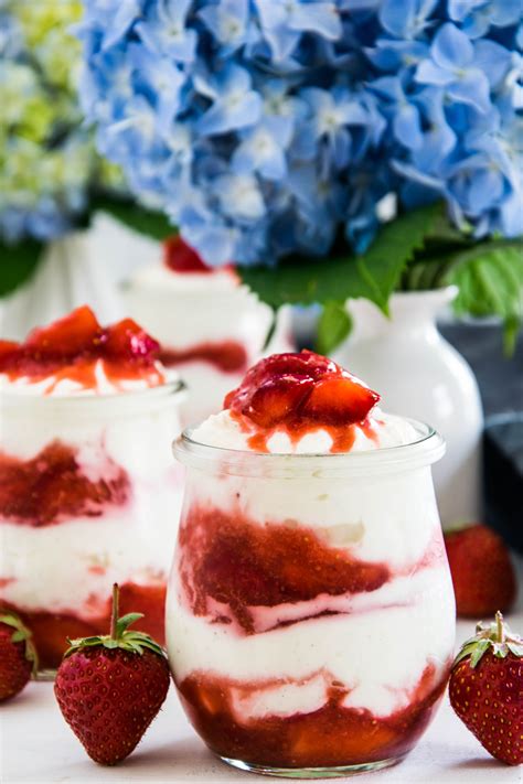 Österreichisches duo topfencreme im glas und kaiserschmarrn a la traudl. Mascarpone-Topfencreme mit Erdbeeren | Lebensmittel essen ...