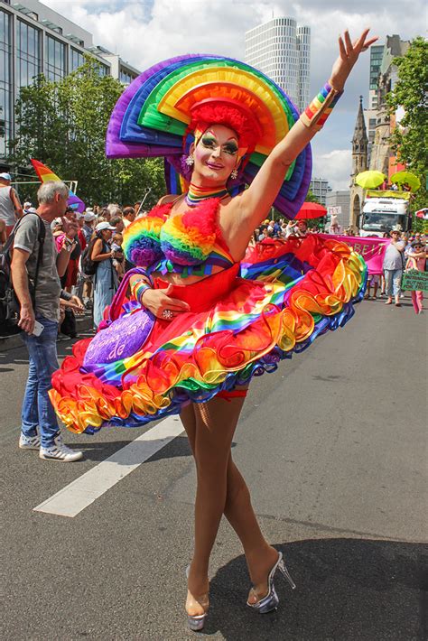 Demonstration (without trucks) at 12:00 from leipziger straße via potsdamer platz, brandenburger tor and siegessäule to urania. CSD Berlin 2019 # 1 | Impressions of Christopher Street ...