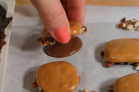 Allow the caramel to set, and then drizzle the cookies with melted chocolate. How To Make Turtles With Kraft Caramel Candy - Caramel ...