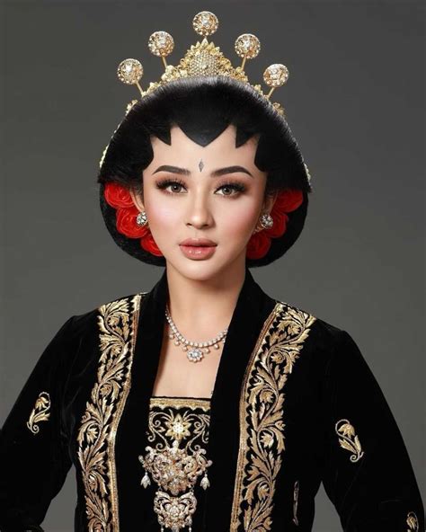 Biasanya semua riasan pada adat jawa memiliki aksesori yang mirip satu sama lain. 15 Potret Artis Memakai Riasan Paes Jawa, Makin Memesona!