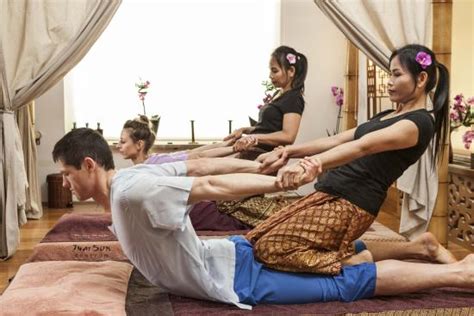 Enter the lovely furnished ambience of aroma and enjoy the massage usually begins on the back, from where the massage is slowly extended to the rest of. Traditional Thai Massage for couples - Foto de ThaiSun ...