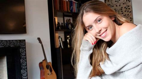 Portugal está de luto este lunes tras conocer la muerte de la cantante pop sara carreira, de tan solo 21 años. Sara Carreira e Pai Natal visitam o MAR Shopping Algarve