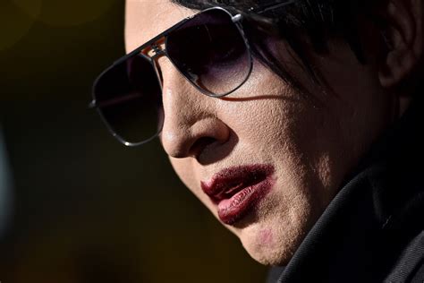 Marilyn manson has reportedly agreed to turn himself into police on an active arrest warrant in new hampshire. Marilyn Manson Calls Sexual, Physical Abuse Allegations 'Horrible Distortions of Reality'