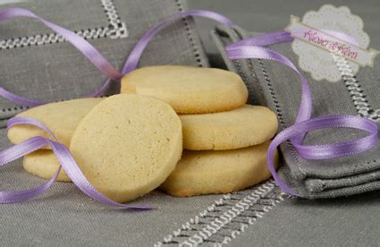 I biscottini di prosto (biscotìn de prost in dialetto) sono dei biscotti tradizionali di prosto, frazione del comune di piuro, in valchiavenna. BISCOTTINI DI PROSTO | Kucina di Kiara