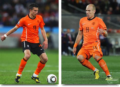 Met donkere oranje lijnen is een leeuw getekend op het oranje shirt. Een terugblik op de Nederlandse voetbalshirts sinds het EK ...