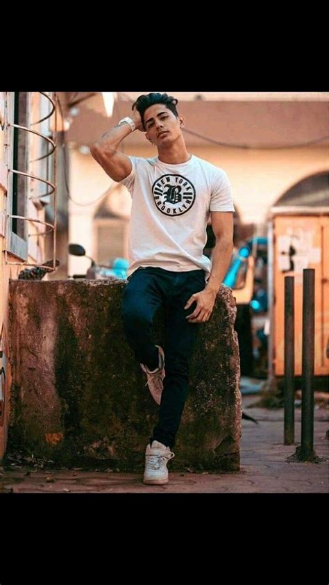 Danish zehen is a very popular lifestyle vlogger, rapper, and youtuber who died on 20th december 2018 due to car accident happened on vashi highway in mumbai. Danish Zehen | Pose like Model in 2020 | Photo poses for ...