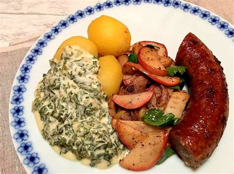 .med kartofler, flødesauce, sauterede champignon, løg og peberfrugter tager lidt tid at lave rester, der var tilbage, at kæresten var enig i den betragtning 😉 derudover havde vi heldigvis langt de fleste. Medister med sennep-flødestuvet grønkål og sauterede æbler ...
