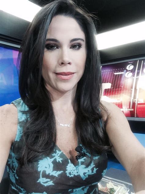 Con ya 20 años de carrera paola rojas es conductora de al aire con paola. Paola Rojas on (con imágenes)