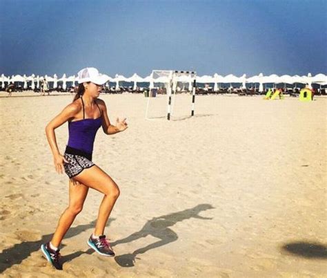 1st round match to watch: FOTO: Sorana Cîrstea se antrenează pe plajă pentru ...