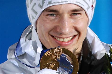 Skocznie olimpijskie russki gorki, gdzie stoch zdobył dwa złote medale 9 lutego odbył się pierwszy z dwóch indywidualnych konkursów olimpijskich. Kamil Stoch udekorowany złotym medalem olimpijskim ...