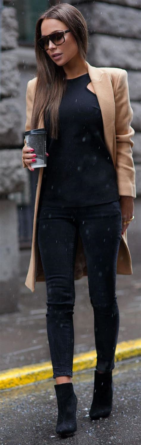 En mousseline, elle s'adapte parfaitement à la saison estivale. Le manteau camel - une classique indémodable!