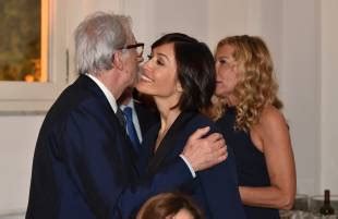 Pena mite (si fa per dire), in quanto egli avrebbe freddato la compagna in stato di confusione mentale, dovuto a non si deve ammazzare nessuno anche quando si è fuori dai gangheri. cafonal - c'è un angolo di mondo ancora immune dal ...