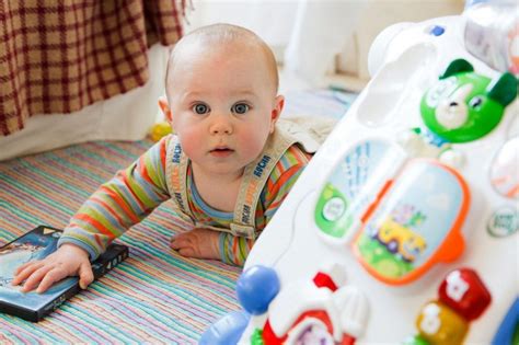 Manche entwicklungsschritte erfolgen früher, andere hingegen später und solange sich das baby insgesamt gesund entwickelt, besteht nicht direkt ein grund zur sorge. Wann in welchem Alter drehen sich Babys? + Tipps zur Hilfe