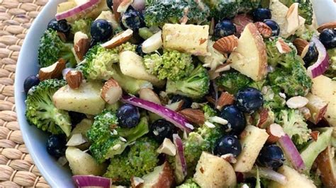 Perfect for any party or potluck. Vegan Broccoli Salad with Apples & Blueberries in 2020 ...