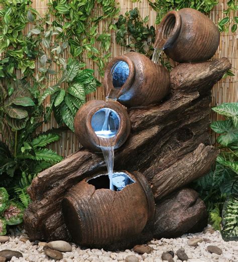 Una fuente de jardín chic y muy práctica. Fuente Cántaros de Agua sobre Madera - Luces LED - Altura ...