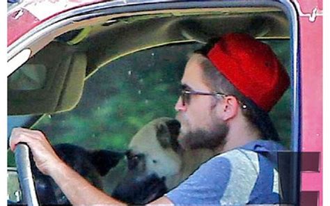 A que robert pattinson tiene mas fans que justin bieber. Robert Pattinson é visto se mudando de casa de Kristen ...
