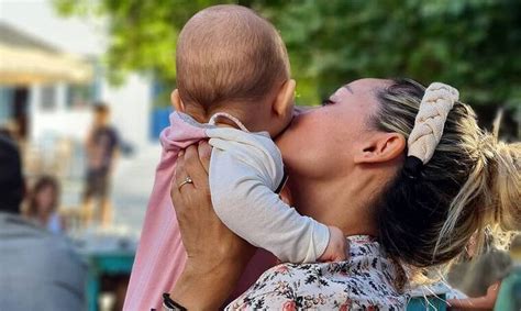 Ετοιμάζεται να ανέβει τα σκαλιά της εκκλησίας με τον αγαπημένο της, λευτέρη πετρούνια. Βασιλική Μιλλούση: Δείτε την να παίζει με την μικρή ...