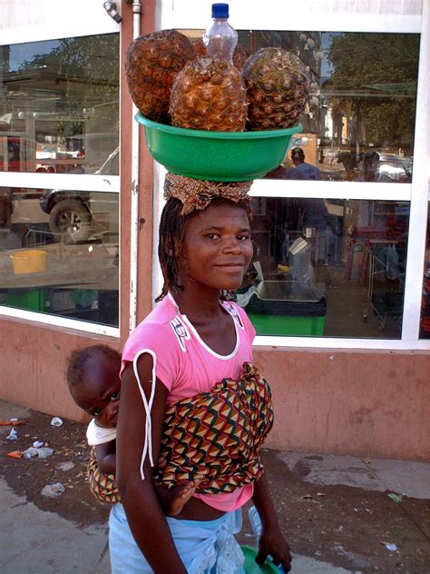 Angola population is equivalent to 0.42% of the total world population. Kinderweltreise ǀ Angola - Leute