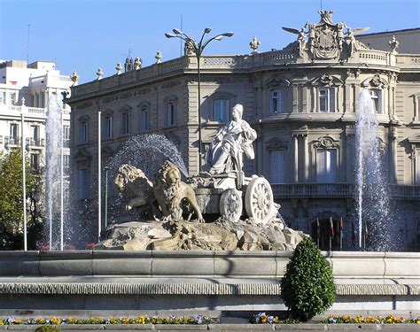 La escalera de honor realizada en 1824 por el arquitecto antonio lópez aguado por encargo del ejército es la entrada principal al palacio. File:Cibeles con Palacio de Linares al fondo.jpg ...