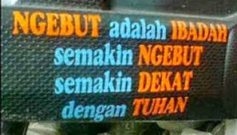 Lewat tulisan kita bisa menyampaikan isi hati,lewat tulisan juga kita bisa menenangkan seseorang bila jarak jauh dan itulah tulisan lucu bak truk yang sedang trends sangat ini di jalanan, tulisan tulisan yang sangat keren pasti ada sebuah seniman bak truk di belakangnya. 20 Meme Tulisan di Belakang Truk Ini Bikin Ngakak - MogiMogy