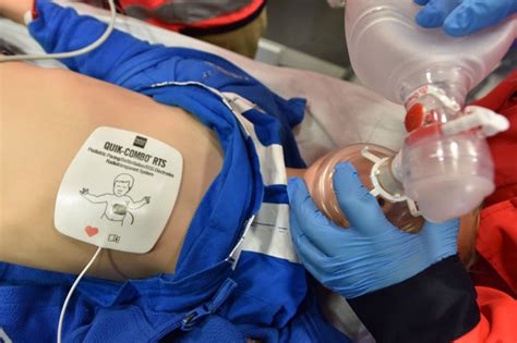 Dieses auch als laiendefibrillator bezeichnete gerät funktioniert grundsätzlich wie der manuelle typ. AED: Problem bei der Defibrillation von Kindern ...