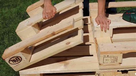 Ökologisch sinnvoll und nachhaltig, robust, stabil und für generationen wird unser holzspielzeug gebaut. Kinderbett Aus Paletten Selber Bauen - Bauen mit Paletten ...