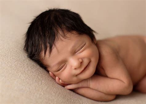 Si encuentra útil este artículo de bebes recien nacidos, puede compartirlo en sus redes. Preciosas imágenes de bebés recién nacidos sonriendo