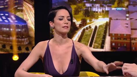 Andrea delogu mostra l'atto di nomina a cavaliere della repubblica. Andrea Delogu a 'E poi c'è Cattelan': Arbore mi voleva ...