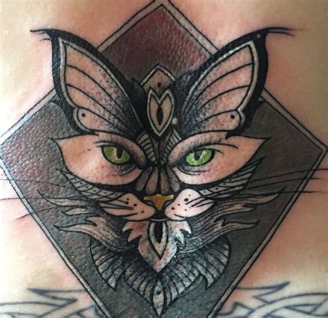 Smooth shave technology delivers comfort, closeness, and convenience, in the remington ® smooth & silky ® women's rechargeable shaver. Tattoo Anansi München Schwabing - Galerie Artwork | Cat tattoo, Tattoos, Animal tattoo