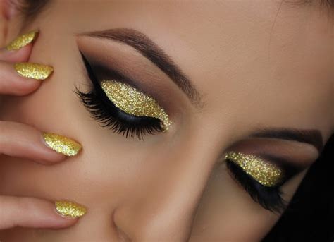 Here's a dramatic smokey eye look using glitter, perfect for a night out or a special event! Eye Makeup For Gold Smokey Eyes - Top Pakistan