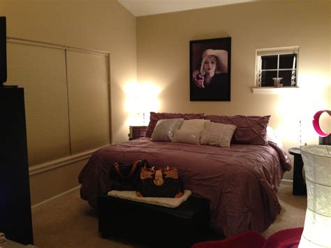 Is your bedroom design working hard for you? Simple and sultry bedroom.. with a dash of Marilyn ...