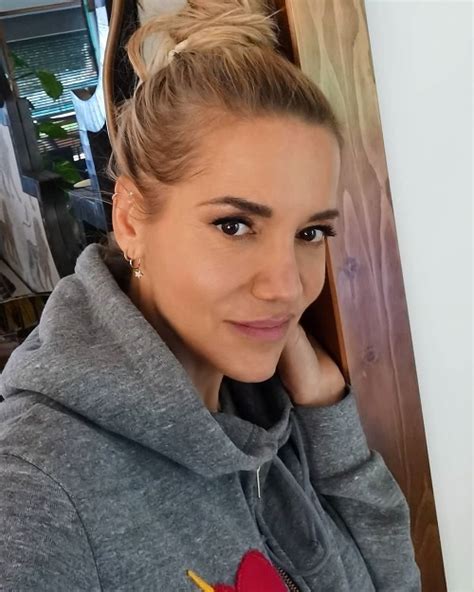Her music career began at the age of nine, after being cast in the television musical zázračný autobus (1981). Dara Rolins priznala napichané pery: Otrasný výsledok! - galéria | Topky.sk