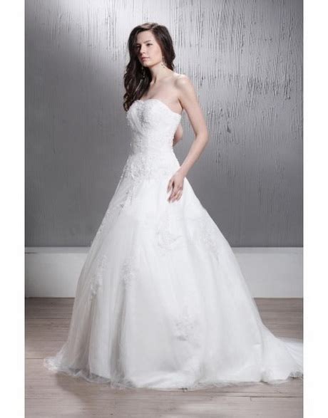 La sposa può avere il tuo abito da sposa semplice a prezzi bassi e design alla moda nel negozio victoriagowns, dove puoi trovare tutti i tipi di abiti da sposa semplici in diversi stili. Abiti da sposa per comune