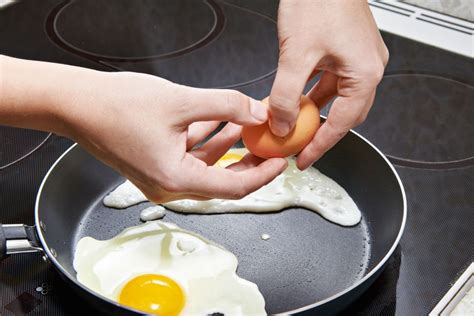 Los huevos son uno de los alimentos más completos, versátiles y nutritivos, y pueden sacarnos de un apuro cuando no tengamos otra cosa en la nevera. Cinco errores comunes al cocinar huevos - Cocina y Vino