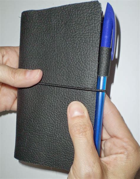 The secret is to use rubber or elastic bands to secure the pages! Finding Wende: DIY Midori Style Travelers Notebook Tutorial How to Fauxdori
