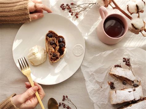 La ricetta originale dello strudel di mele prevede l'utilizzo della pasta strudel, ovvero una sfoglia molto sottile, chiamata anche pasta tirata, proprio perché stesa quasi trasparente con mattarello! Strudel di mele, ricetta ed ingredienti del dolce tipico ...