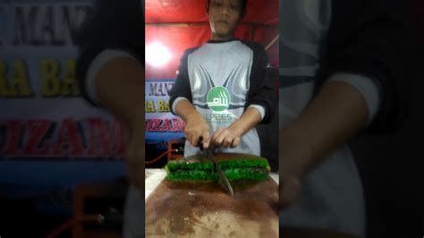 Tuangkan margarin kedalamnya bersama dengan pasta pandan yang sudah anda siapkan. martabak pandan coklat susu - YouTube