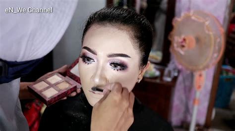 Riasan pengantin ini akhirnya viral di facebook, makeup yang dipakaikan pada pengantin wanita ini terlihat sangat sederhana. Tutorial rias pengantin hijab simple untuk akad nikah by.ninik widyawati - YouTube