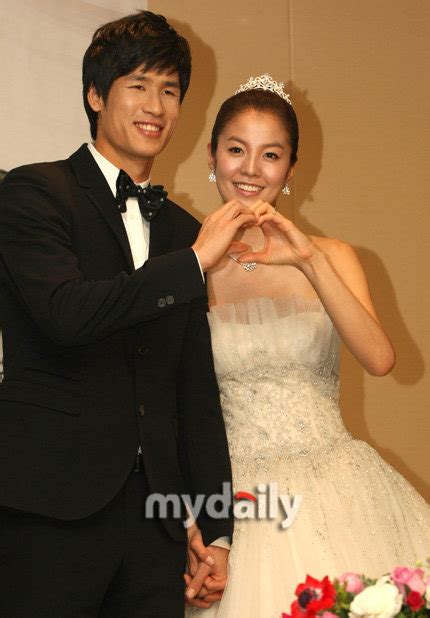 本词条 百科名片缺少图片, 欢迎各位 编辑词条 ，额外获取5个金币。. 韩国女演员金成恩结婚新闻发布会_影音娱乐_新浪网