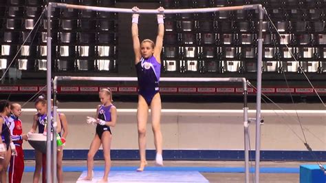 La ginnastica artistica femminile è uno sport individuale che prevede l'esecuzione di esercizi sui grandi attrezzi olimpici (corpo libero, trave, volteggio e parallele asimmetriche), nonché l'utilizzo di. 4 Nazioni Ginnastica Artistica - Allenamento - YouTube